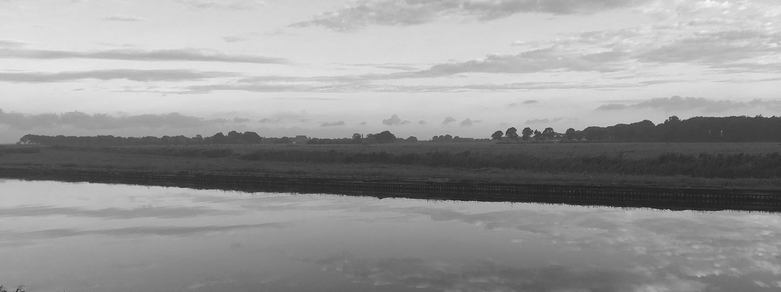 Uitzicht over weilanden in de ochtend.